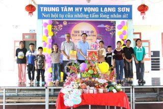 MTTQ tỉnh Lạng Sơn thăm, tặng quà Trung thu cho trẻ em có hoàn cảnh đặc biệt