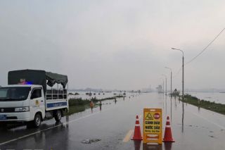 Bắc Ninh: Nhiều vị trí đường giao thông bị ngập sâu, phương tiện không thể lưu thông