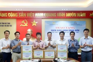 Hà Tĩnh: Gần 30.500 bản sách Cánh diều đến với trường học vùng lũ