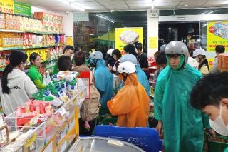 Đà Nẵng: Người dân đổ xô mua nhu yếu phẩm dự trữ trước khi bão số 12 đổ bộ