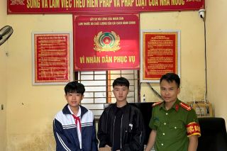 Biểu dương học sinh lớp 7C Trường THCS Kim Anh trả lại tài sản cho người bị mất