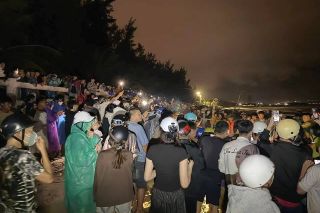 Đà Nẵng: Người dân phát hiện một con cá voi chừng 4m trôi dạt vào bờ biển Nguyễn Tất Thành