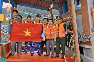 Hải đội 33 tăng cường tuyên truyền chống khai thác IUU cho ngư dân Đặc khu Côn Đảo