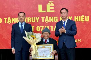 Hà Nội: Nhiều phường long trọng trao Huy hiệu Đảng đợt 7/11/2025