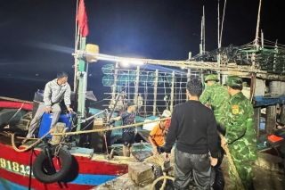 Quảng Trị: Chìm tàu cá trên biển, 7 ngư dân được ứng cứu kịp thời