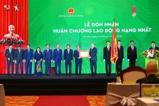 Bộ Nông nghiệp và Môi trường nhận Huân chương Lao động hạng Nhất