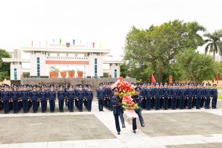 Đoàn đại biểu dự Hội nghị tổng kết các tổ chức quần chúng Cảnh sát biển dâng hương tưởng nhớ Chủ tịch Hồ Chí Minh