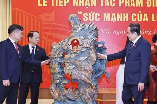 Chủ tịch Quốc hội dự Lễ tiếp nhận tác phẩm điêu khắc ánh sáng 'Sức mạnh của lòng dân'