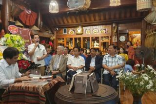 Nhà thơ Phan Hoàng giao lưu - tặng sách tại Đất Tổ