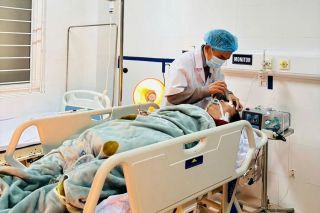Quảng Trị: Sưởi ấm bằng than củi, 2 người nguy kịch do ngộ độc khí CO