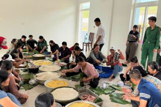 Bộ đôi Biên phòng TP. HCM gói bánh tét ủng hộ đồng bào vùng lũ