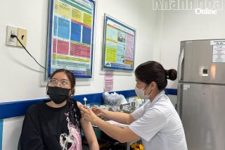 Khánh Hoà: Viện Vắc xin và Sinh phẩm Y tế tiêm phòng uốn ván miễn phí cho người dân vùng lũ
