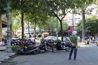 Hà Nội xử lý tình trạng hàng quán chiếm lòng đường, vỉa hè làm nơi để xe gây cản trở giao thông