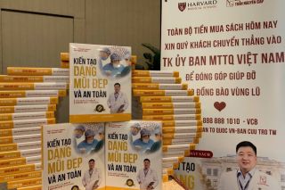 Doanh thu sách “Kiến tạo dáng mũi đẹp và an toàn” gửi tới đồng bào vùng lũ