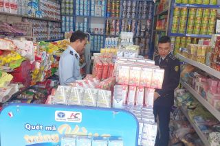 Ninh Bình: Phát hiện cơ sở kinh doanh thuốc lá không phép và hơn 80 sản phẩm thực phẩm nhập lậu