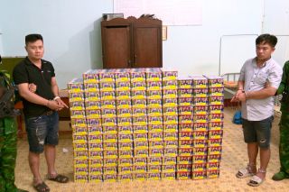 Bắt giữ 2 đối tượng dùng ô tô vận chuyển 422kg pháo lậu