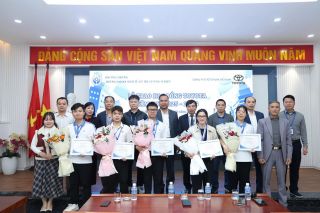 Toyota Việt Nam cùng các đại lý trao tặng 123 suất học bổng hỗ trợ sinh viên xuất sắc