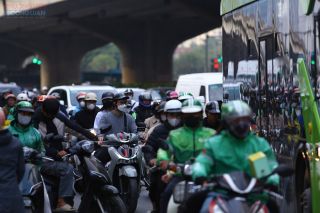 Dòng người hối hả rời Hà Nội, giao thông cửa ngõ căng thẳng