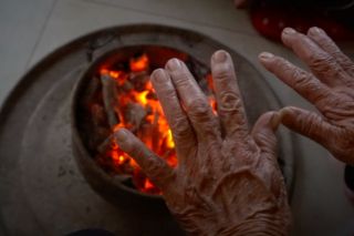 Hà Nội chuyển rét do không khí lạnh, cảnh báo ngộ độc bếp than