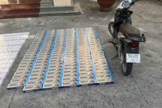 TP HCM: Phát hiện hai xe mô tô chở thuốc lá lậu