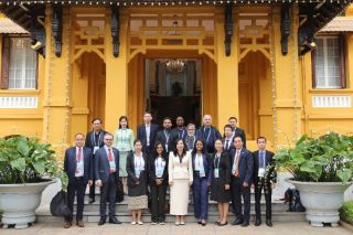 Thứ trưởng Ngoại giao Lê Thị Thu Hằng tiếp đoàn phóng viên nước ngoài đưa tin Đại hội XIV