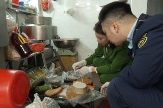 Hà Nội: Phát hiện cơ sở giò chả phố cổ sử dụng hàn the với số lượng lớn