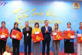 Chủ tịch UBND tỉnh Bắc Ninh thăm, tặng quà Tết cho công nhân có hoàn cảnh khó khăn