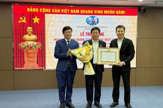Chi bộ Kinh doanh EVNNPC tổ chức Lễ trao Huy hiệu 30 năm tuổi Đảng cho đồng chí Nguyễn Văn Hải