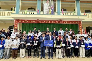 Hội Doanh nhân trẻ tỉnh Thanh Hóa tặng quà Tết cho học sinh xã Pù Nhi