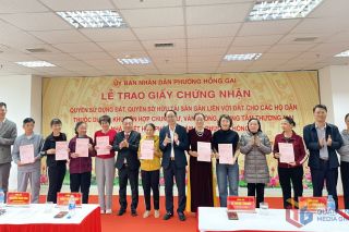 UBND phường Hồng Gai trao Giấy chứng nhận quyền sử dụng đất cho các hộ tại chung cư My Way