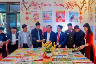 Thái Nguyên khai trương Phòng đọc báo Xuân Bính Ngọ và trưng bày sách về Đảng