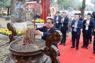 Thủ tướng Phạm Minh Chính dâng hương tại Hoàng thành Thăng Long
