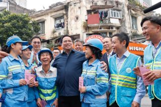 Thủ tướng Phạm Minh Chính cảm ơn, tặng quà công nhân vệ sinh môi trường tại Thủ đô