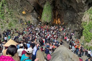 Khoảng 25.000 lượt du khách trẩy hội, du Xuân tại chùa Hương trong 2 ngày Tết