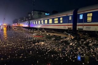 Hà Nội: Va chạm giữa tàu hỏa và ô tô tải tại xã Ngọc Hồi, 1 người tử vong