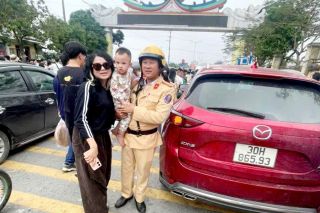 Bắc Ninh: Cảnh sát giao thông giải cứu kịp thời cháu bé mắc kẹt trong ô tô