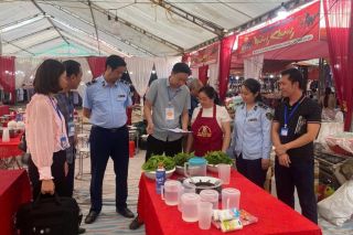 Quản lý thị trường Lào Cai: Tăng cường kiểm tra hoạt động kinh doanh tại Lễ hội Đền Thượng