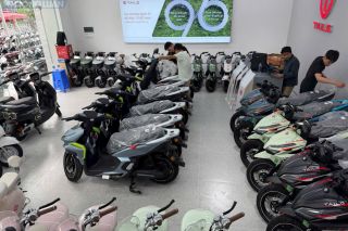 Giá xăng leo thang, thị trường xe điện “nóng rực”