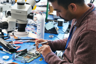 Amazon hé lộ phòng thí nghiệm chip Trainium trong cuộc đua AI nghìn tỷ USD