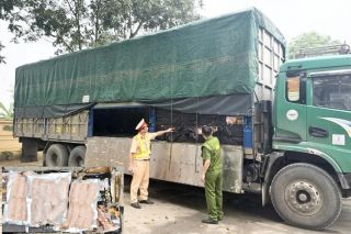 Tuyên Quang: Thu giữ hơn 5,2 tấn lạp xưởng đông lạnh không rõ nguồn gốc