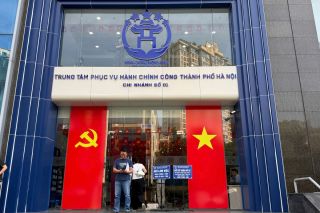 Hà Nội: Người dân làm hồ sơ miễn, giảm tiền sử dụng đất tại Trung tâm hành chính công