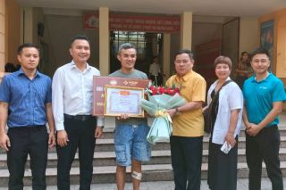 Biểu dương người đàn ông dũng cảm cứu hai mẹ con giữa dòng sông Lam trong đêm