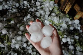 Lào Cai: Mưa đá tại xã Bắc Hà làm sập 1 nhà sàn, 4 người bị thương 