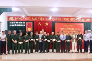 Trao quà cho người có công tại Trung tâm Nuôi dưỡng, điều dưỡng người có công Thanh Hóa