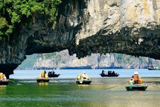 Xuồng chở khách du lịch gặp nạn ở vịnh Hạ Long, 3 người bị thương