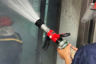 Bắc Ninh: Giải cứu người mắc kẹt trong thang máy khi cháy nhà trọ