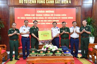 Tư lệnh Bộ đội Biên phòng thăm, làm việc tại Bộ Tư lệnh Vùng Cảnh sát biển 4