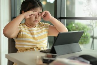 Cận thị ở trẻ em gia tăng do thói quen ít hoạt động ngoài trời và lạm dụng thiết bị điện tử