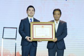 CLB bóng đá Hà Nội vinh dự đón nhận Huân chương Lao động hạng Nhì