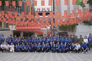 Chùm ảnh ngày thi tốt nghiệp THPT đầu tiên: Sĩ tử tự tin vượt vũ môn, phụ huynh thấp thỏm chờ con ngoài cổng trường